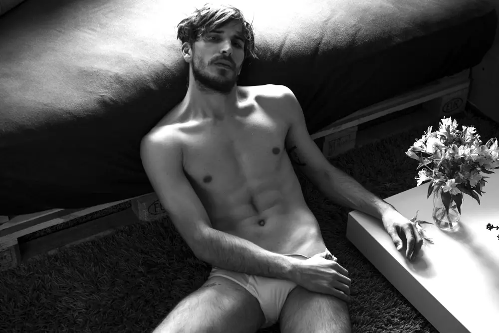 Conoce a Arnaud Cornevin, modelo masculino que llega y llega, con sede en Brasil, firmado en Joy Models y posando en una sesión en blanco y negro de Kenji Nakamura.