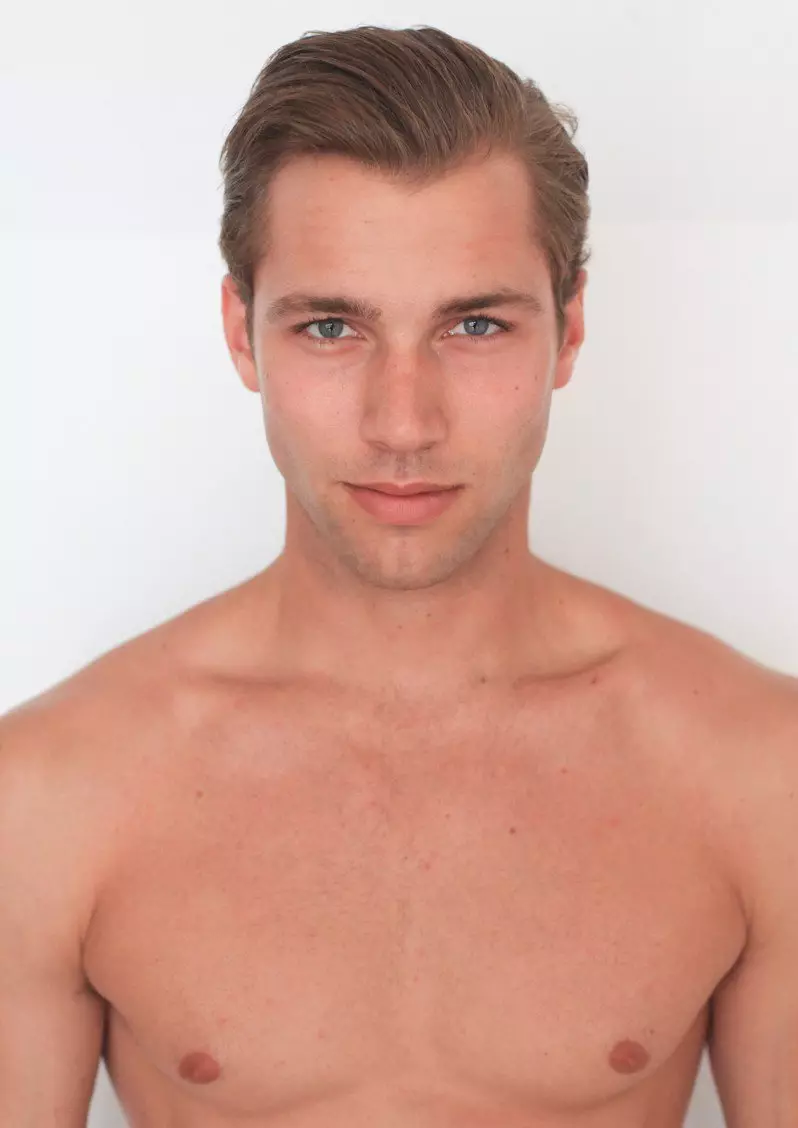 附上 Ford Models 模特 Kacey Carrig 的一些信息/快照，这是时尚界非常有前途的模特。我们希望能经常见到他！姓名 Kacey Carrig @ Ford 纽约家乡美国新泽西州 星座白羊座 你是如何被发现的？通过 VMAN / Ford 模特搜索 你渴望成为我的父母、兄弟和 Channing Tatum 最喜欢的模特经历 在范思哲竞选期间与凯特·莫斯一起工作。与传奇人物一起工作真是太棒了。你会告诉你 12 岁的自己什么建议？耐心会让你走得更远。不要为小事而紧张。你未来想和谁一起工作？阿玛尼、Dsquared2、杜嘉班纳、拉尔夫劳伦、梅西百货