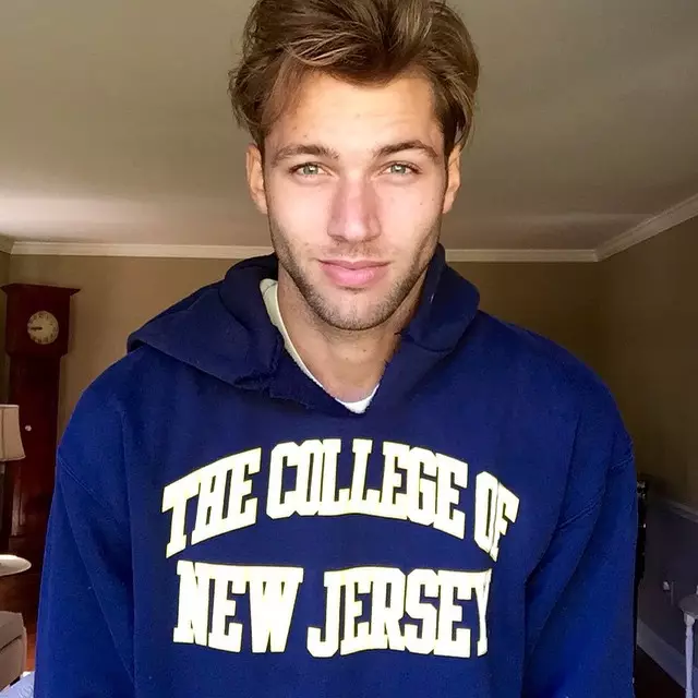 Ynghlwm wrth rai gwybodaeth / cipluniau o'r model Kacey Carrig yn Ford Models, model addawol iawn ar gyfer y diwydiant ffasiwn. Gobeithiwn ei weld yn amlach! Enw Kacey Carrig @ Ford Tref Efrog Newydd New Jersey, UDA Arwyddion Sidydd Aries Sut y cawsoch eich darganfod? Trwy VMAN / Ford Model search People rydych chi'n dyheu am fod yn Fy rhieni, fy mrawd a Channing Tatum Hoff brofiad modelu Gweithio gyda Kate Moss yn ystod Ymgyrch Versace. Profiad mor anhygoel i weithio gyda chwedl. Pa gyngor fyddech chi'n ei ddweud wrth eich hunan 12 oed? Bydd amynedd yn eich cyrraedd yn bell. Peidiwch â straen dros y pethau bach. Gyda phwy yr hoffech chi weithio yn y dyfodol? Armani, Dsquared2, Dolce & Gabbana, Ralph Lauren, Macy’s