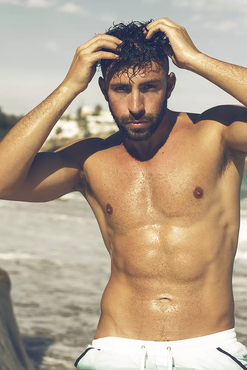 Zute Spanish Javi Olmeda na-enweta tan na speedos, na-agbapụ site na Toni Lozano.