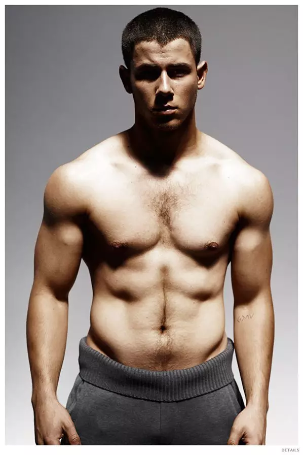 Nkọwapụta na-ekekọrịta ihe sitere na ịse foto ya na Nick Jonas maka mbipụta Nọvemba 2014. N'ịkwalite Alaeze, ebe ọ na-egwu onye agha, Jonas aghaghị ibu ibu na kilogram nke uru ahụ. N'ịgwa nkọwa, Jonas na-akọwa, "Enwere m ihe dị ka izu isii iji yikwasị 12 ruo 15 pound nke uru ahụ tupu ịme fim amalite na Alaeze [DirecTV's] - agwa m bụ onye agha nke uwe ya siri ike bụ mgba na mgba. Nri nwere ọtụtụ ihe jikọrọ ya na ya. M si n’iri ihe dị ka calorie 3,000 kwa ụbọchị ruo 4,200! Paleta, onye na-ebuga nri, zitere m nri atọ kwa ụbọchị na nri nri. Ọ bụ ụzọ dị egwu isi mara na m na-enweta ihe m chọrọ iji wuo ahụ ike ma ghara iche echiche banyere ya. Nri ụtụtụ na-abụkarị omelet nwere veggies na cheese cashew, pati anụ toki, na ụfọdụ mkpụrụ osisi; nri ehihie na nri abalị ga-abụ protein na-esighị ike, veggies, na aki; nri nwere ihe ndị dị ka peas snap na ihendori ahụekere.” Gụkwuo na Details.com.