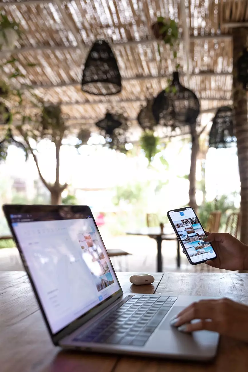 pessoa usando laptop e smartphone