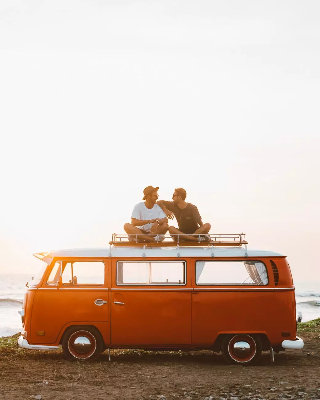 amigos felices no teito da furgoneta. Foto de ROMAN ODINTSOV en Pexels.com