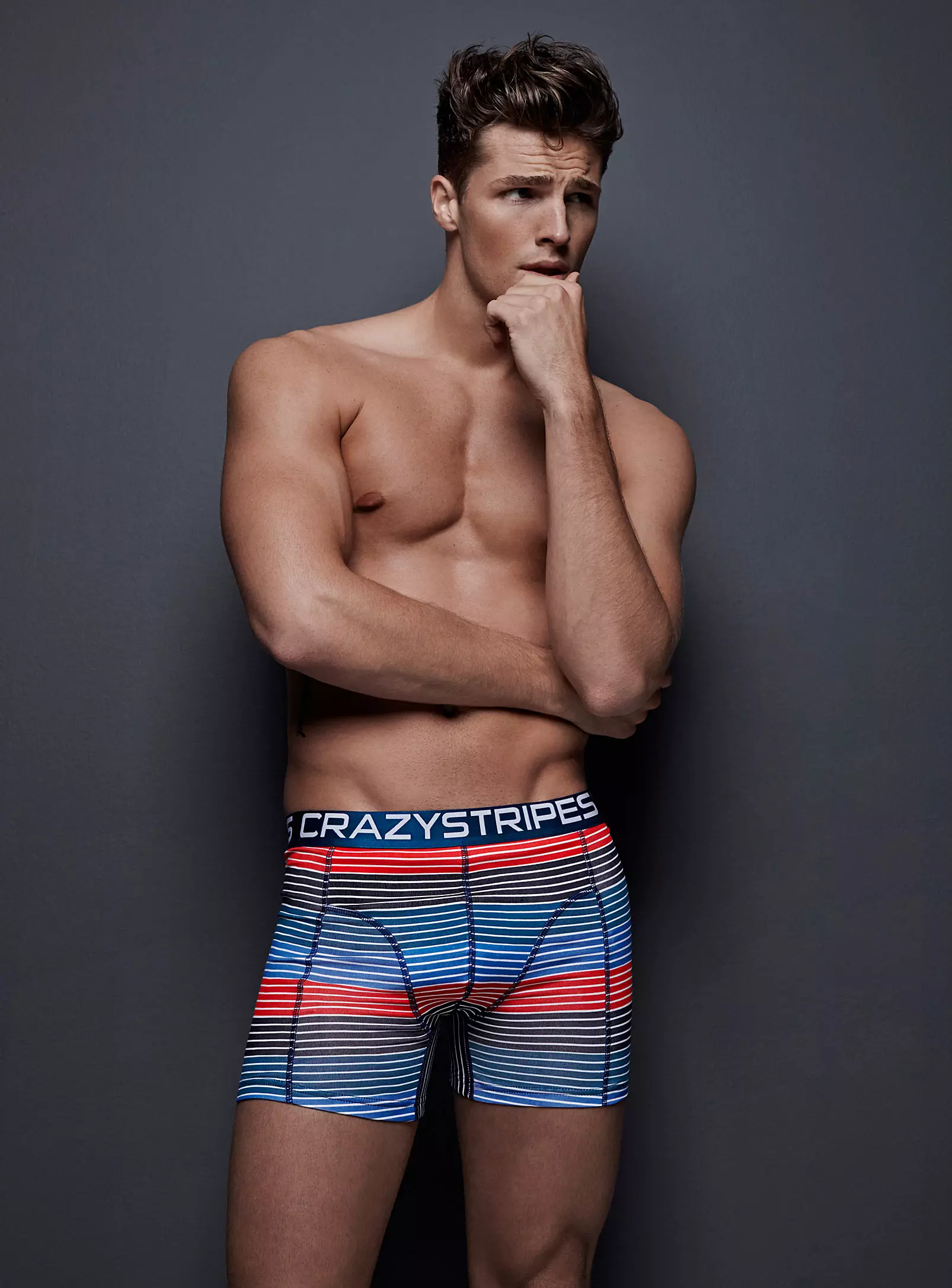 Den onheemlech wonnerschéinen britesch-gebuerene Top Model Edward Wilding bei Boss Models poséiert a sengem Simons Underwear fir hir nei Bildkampagne.