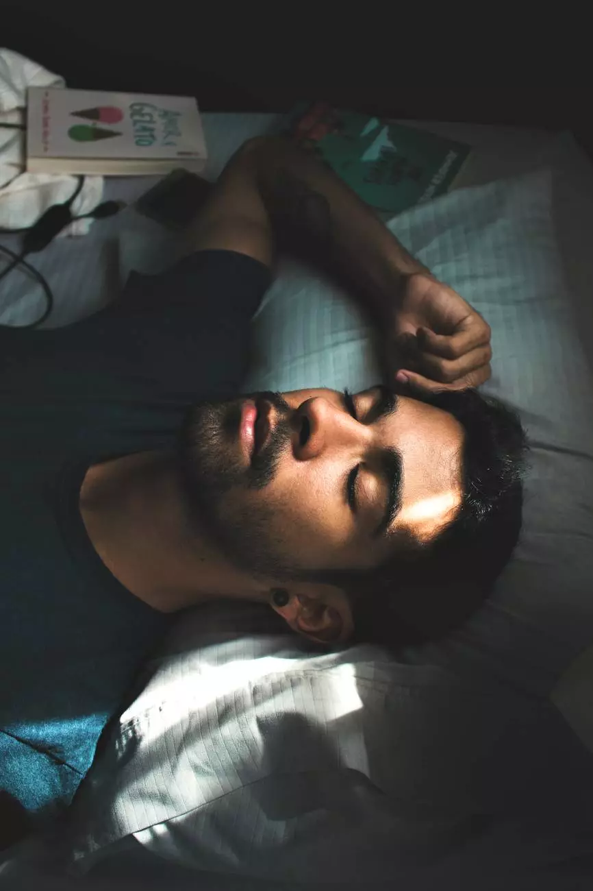 ant lovos gulintis vyras marškinėliais su įgulos kaklu