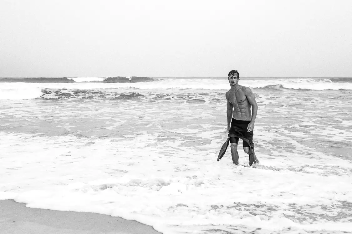 Ja, wir brauchen noch mehr Jeff Segenreich! Platziert in Guaruja Beach, einem wunderschönen natürlichen Ort in São Paulo, danke, dass Sie diese absolut erstaunliche Arbeit mit dem schneidigen männlichen Model Henrique Hansmann teilen. Es wird heiß hier drin! Henrique wird von Mega Models Brasilien vertreten.