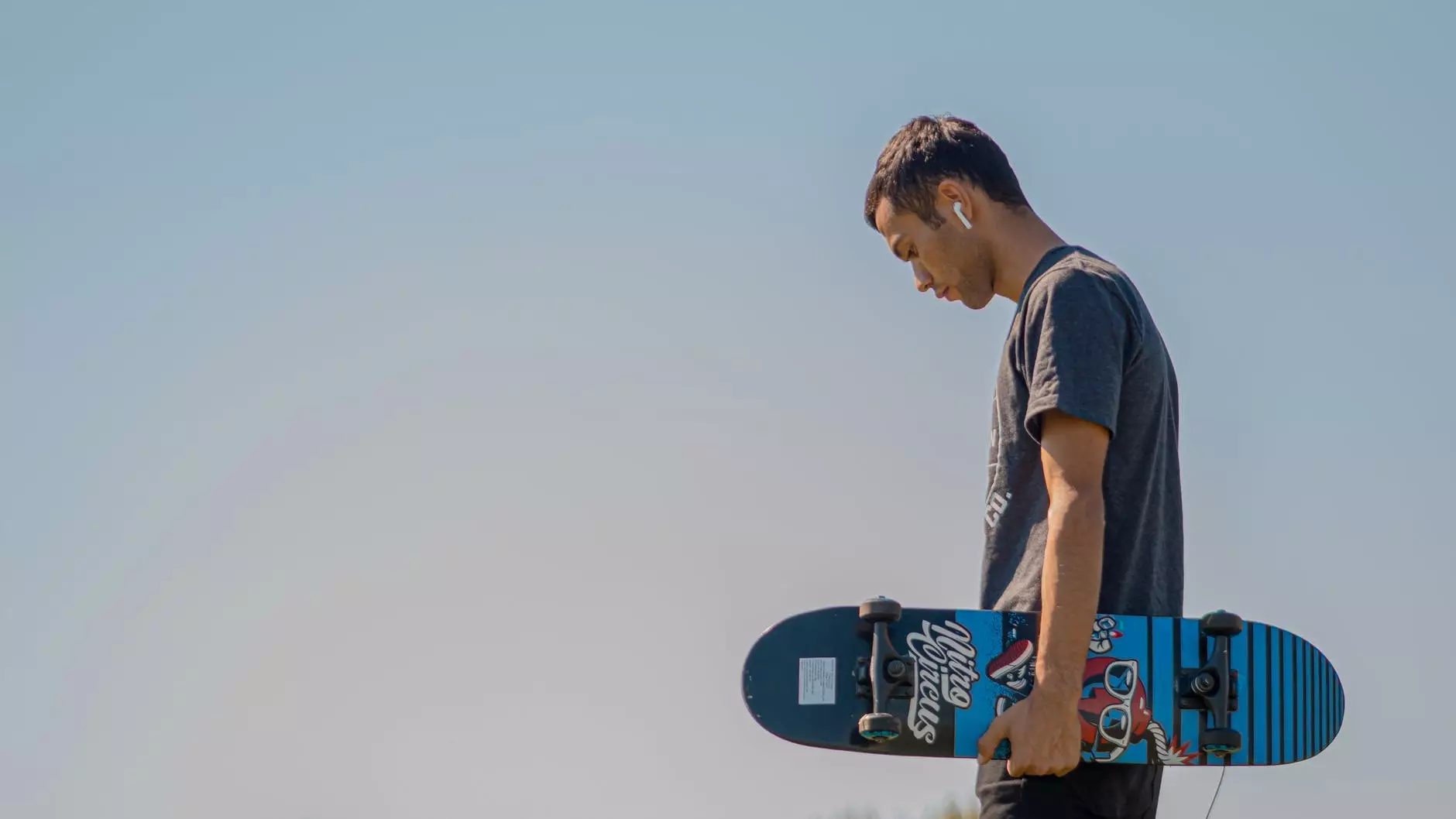 mann som holder et skateboard. Foto av Feruzbek Matkarimov på Pexels.com