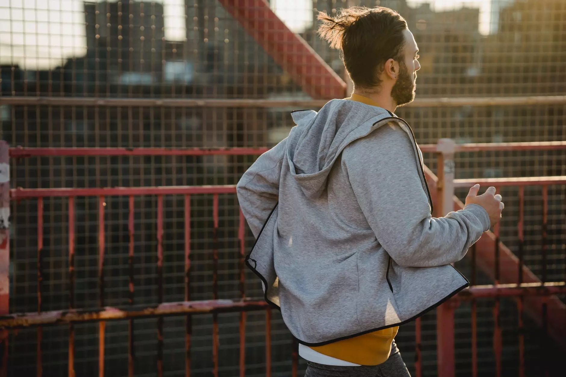 pelari hipster berjoging di jambatan bandar semasa bersenam. Foto oleh Mary Taylor di Pexels.com