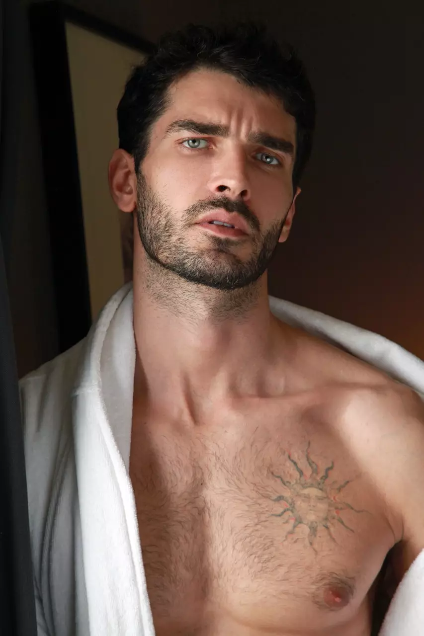 Bine ați venit noua față în oraș, modelul Alim Khokonov, care posedă o frumusețe unică și surprins de Thomas Synnamon. Alim este reprezentat de ??Wilhelmina ??I love ??Daman ??Vizualizare ??New Madison ??Modelwerk.