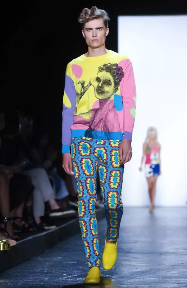 Jeremy Scott, klaun z módneho klubu pre deti, sa stal kráľom plesu. Resuscitoval Moschino, obliekol popovú princeznú Miley Cyrus do mediálneho víru MTV VMA a stal sa predmetom rušného dokumentu „Jeremy Scott: The People's Designer“, ktorý bude mať premiéru v New Yorku 15. septembra. bavte sa s jeho šikovnými gagmi; teraz to očakávajú. Stal sa z vyvádzania albatros?