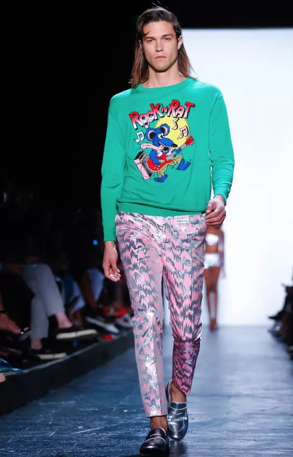 Jeremy Scott, onye na-eme egwuregwu klaasị klaasị nke ejiji, agụchala akwụkwọ ka ọ bụrụ eze. Ọ na-akpọlite ​​Moschino, yi uwe pop adaeze Miley Cyrus maka mgbasa ozi maelstrom nke MTV VMA wee bụrụ isiokwu nke a uzu akwụkwọ akwụkwọ, "Jeremy Scott: The People's Designer," premiering na New York Sept. 15. O mere ka ndị nwere obi abụọ chịa ọchị na ịmụmụ ọnụ ọchị na na-ekpori ndụ na ya amamihe gags; ugbu a, ha na-atụ anya ya. Ndi antics aburula albatross?