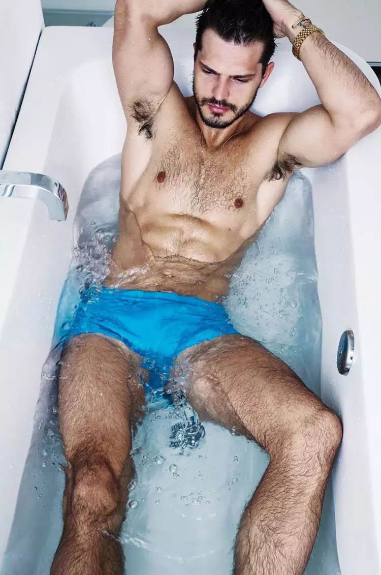 Žaismingasis brazilų supermodelis Diego Miguelis yra panardintas į vonią ir pozuoja su įvairiais maudymosi kostiumėliais naujausiame „Men’s Weekly“ numeryje, kurį meistriškai nufilmavo fotografas Renie Saliba.