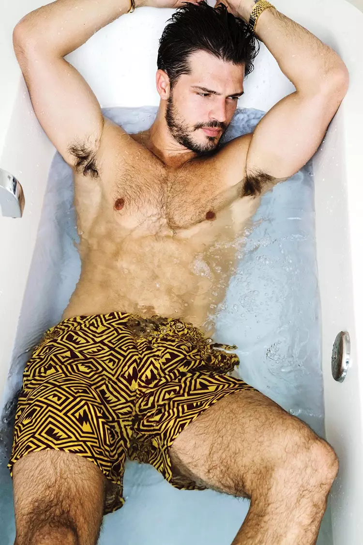 La frizzante top model brasiliana Diego Miguel è immersa in una vasca da bagno in posa con una varietà di costumi da bagno per l'ultimo numero di "Men's Weekly" magistralmente scattata dal fotografo Renie Saliba.