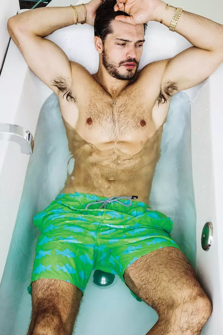 Žaismingasis brazilų supermodelis Diego Miguelis yra panardintas į vonią ir pozuoja su įvairiais maudymosi kostiumėliais naujausiame „Men’s Weekly“ numeryje, kurį meistriškai nufilmavo fotografas Renie Saliba.