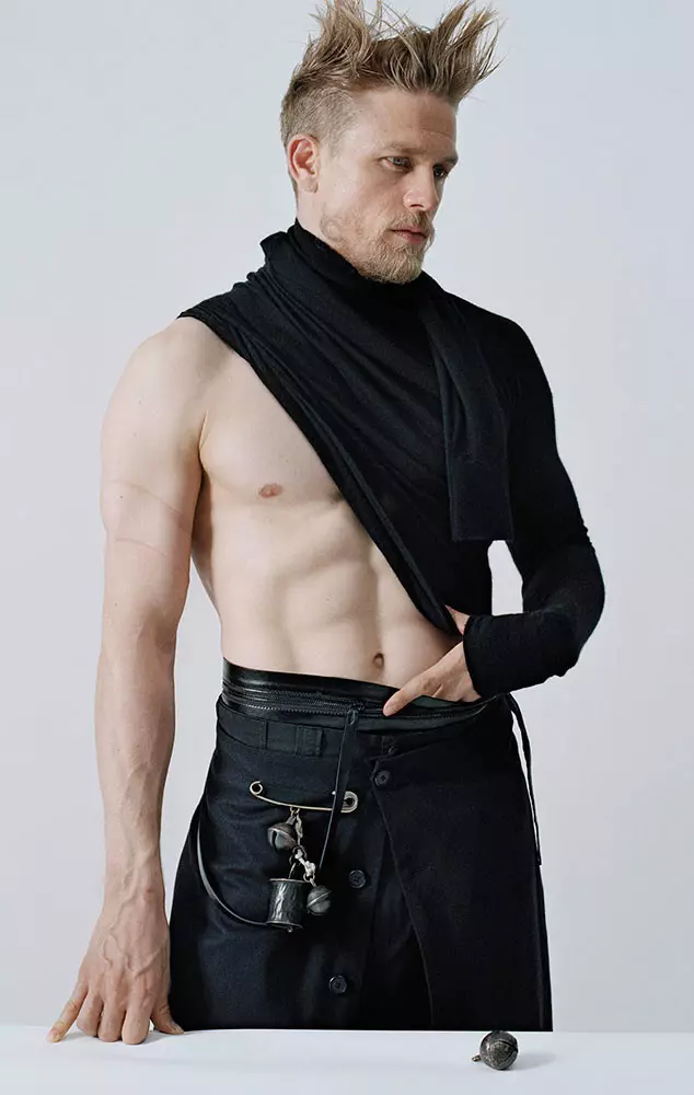 Nuestro crush Charlie Hunnam pierde su camiseta en el nuevo número de V Man. Maldita sea, se ve bien. Su entrevista también es bastante buena, pero estamos seguros de que probablemente ni siquiera la leerás porque prefieres ver sus fotos sin camisa.