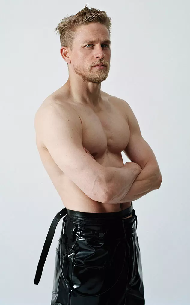 Onze crush Charlie Hunnam verliest zijn shirt in de nieuwe uitgave van V Man. Verdomme, hij ziet er goed uit. Zijn interview is ook best goed, maar we zijn er zeker van dat je het waarschijnlijk niet eens gaat lezen omdat je liever zijn shirtloze foto's ziet.