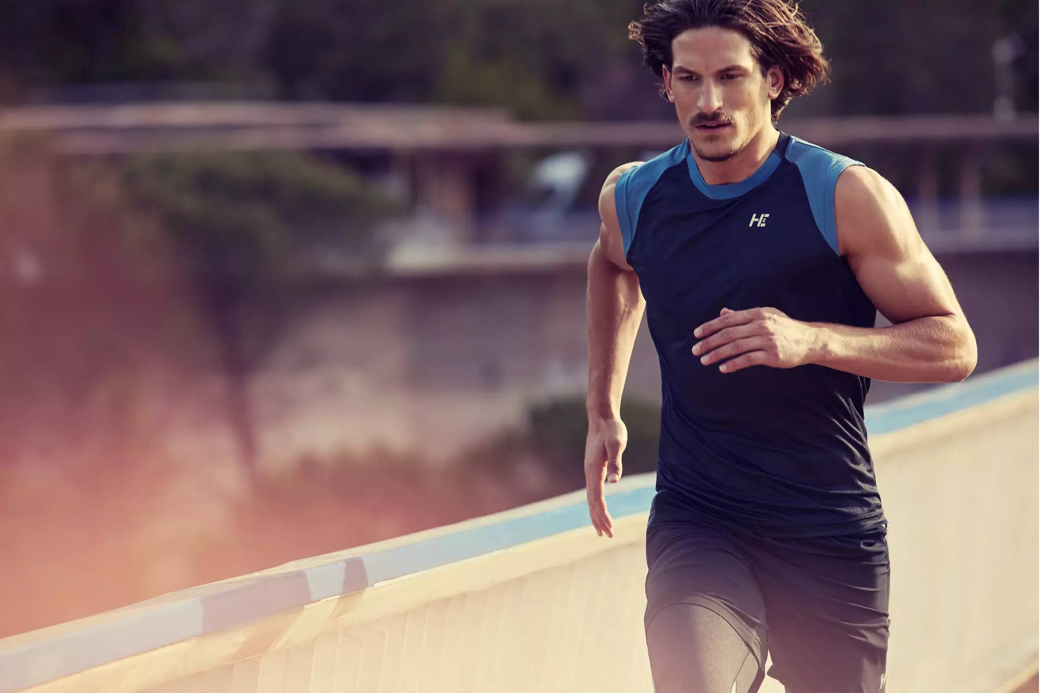 Será mejor que 'entrene de forma más inteligente' La nueva colección deportiva presentada por Mango Man es una colección de running y entrenamiento especialmente diseñada para que usted mejore sus tiempos personales y aumente el rendimiento de sus sesiones de entrenamiento, sin sacrificar la comodidad y el soporte muscular.