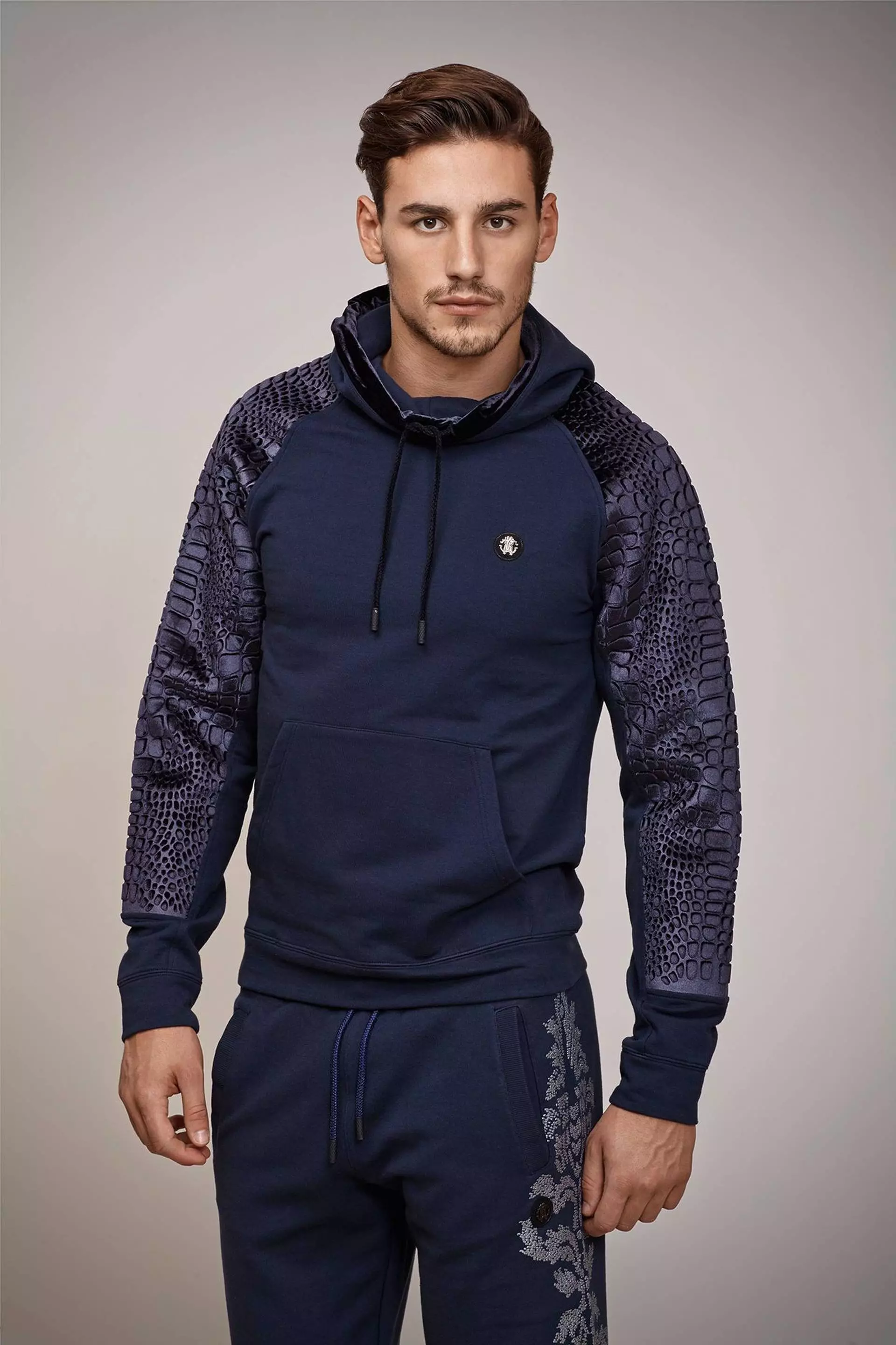 Italjaanske lúkse moademerk Roberto Cavalli pronkt Fall / Winter 2015 Gym Look Book mei Mariano Ontañon yn 'e haadrol. Sports gear troch fancy guys, oh ja!