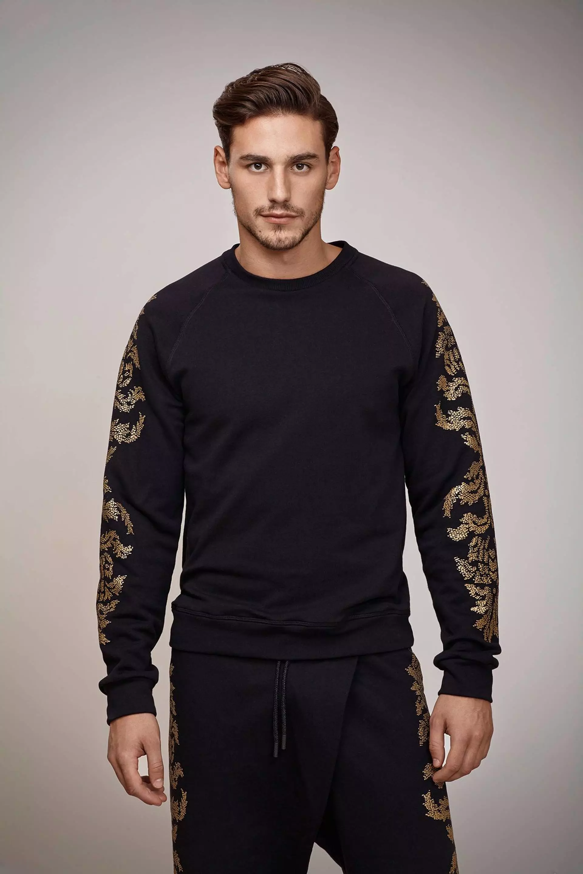 Italjaanske lúkse moademerk Roberto Cavalli pronkt Fall / Winter 2015 Gym Look Book mei Mariano Ontañon yn 'e haadrol. Sports gear troch fancy guys, oh ja!