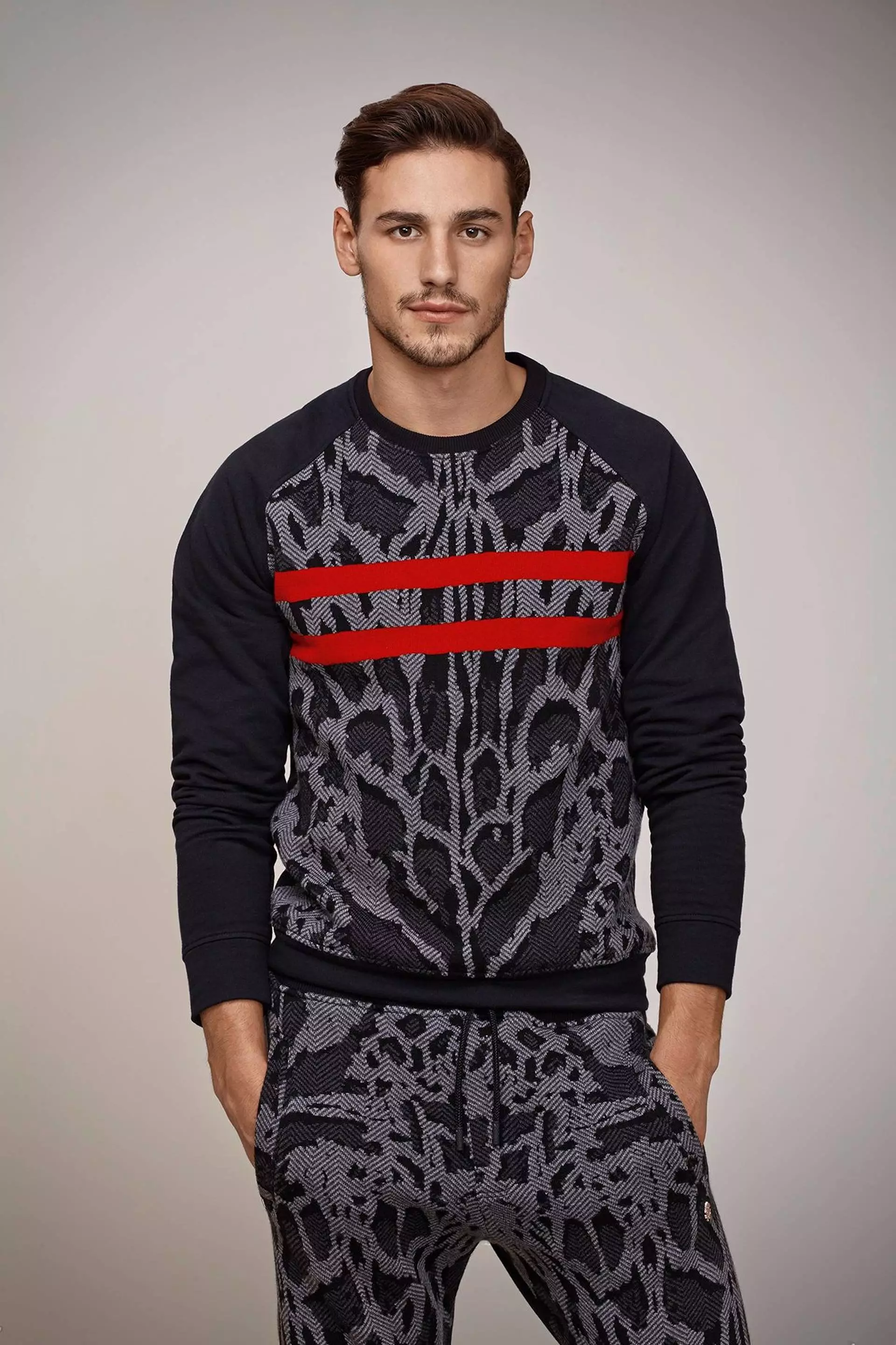 Italjaanske lúkse moademerk Roberto Cavalli pronkt Fall / Winter 2015 Gym Look Book mei Mariano Ontañon yn 'e haadrol. Sports gear troch fancy guys, oh ja!