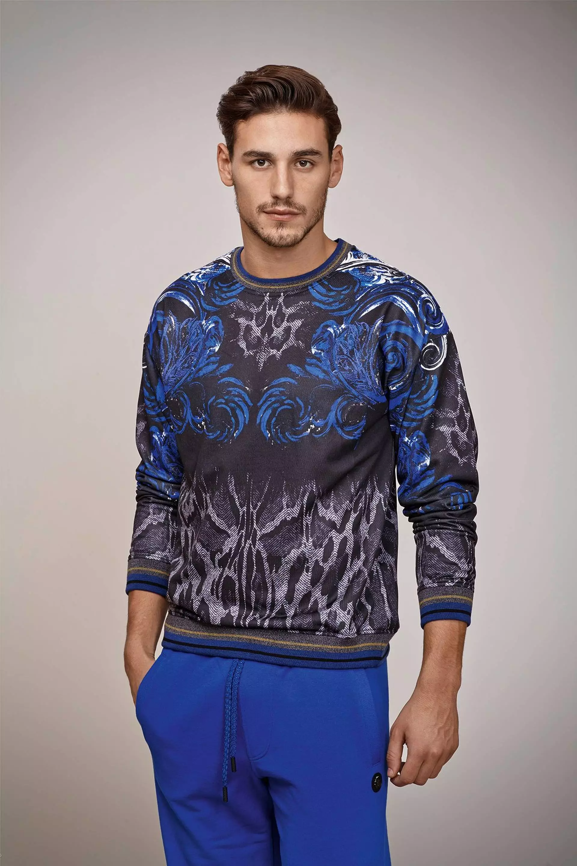 Samfuran kayan alatu na Italiyanci Roberto Cavalli yana nuna littafin Fall/Winter 2015 Gym Look Book tare da tauraron dan wasan Mariano Ontañon. Kayan wasanni na ƙwararrun mutane, oh eh!