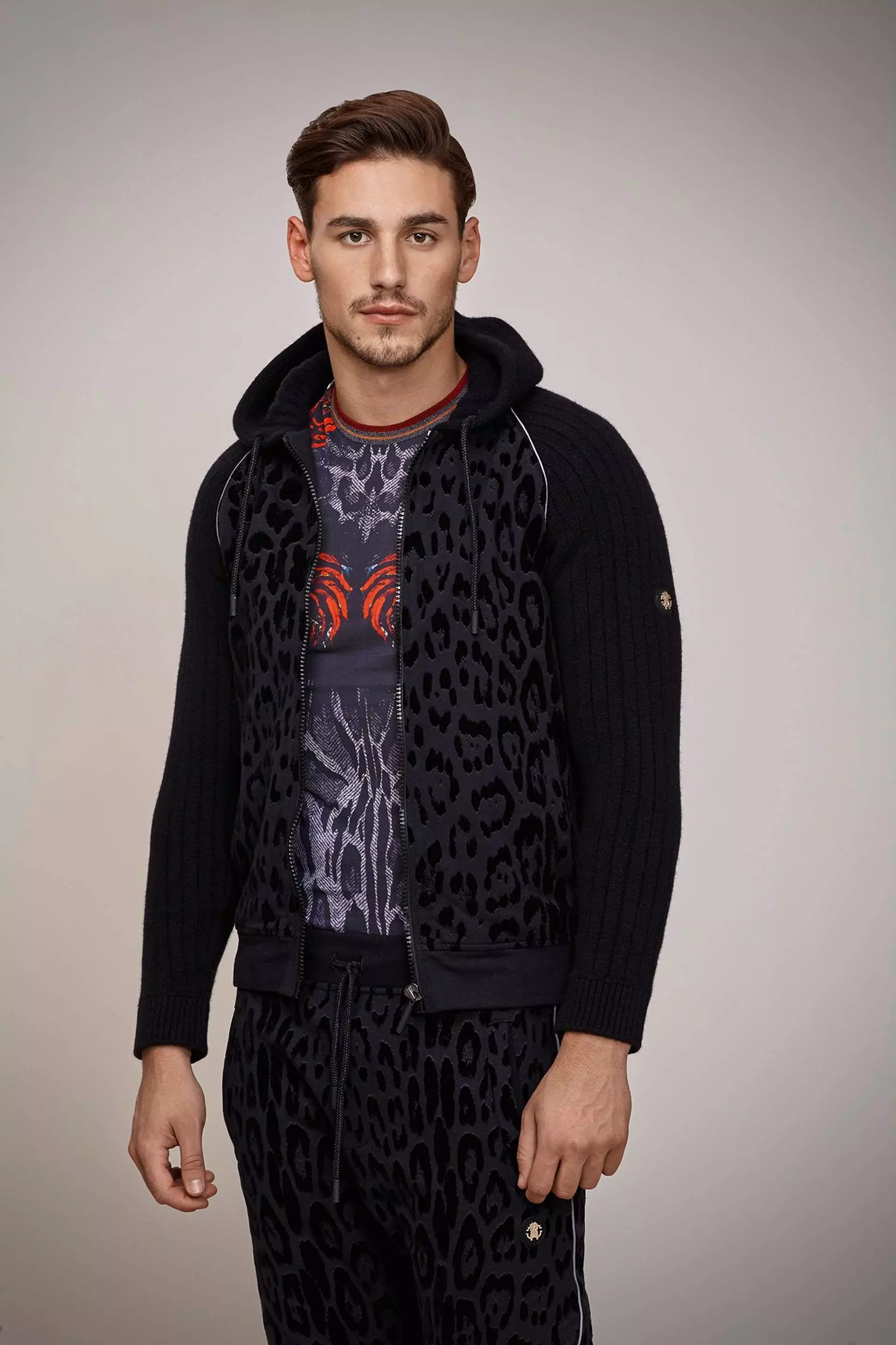 Italjaanske lúkse moademerk Roberto Cavalli pronkt Fall / Winter 2015 Gym Look Book mei Mariano Ontañon yn 'e haadrol. Sports gear troch fancy guys, oh ja!