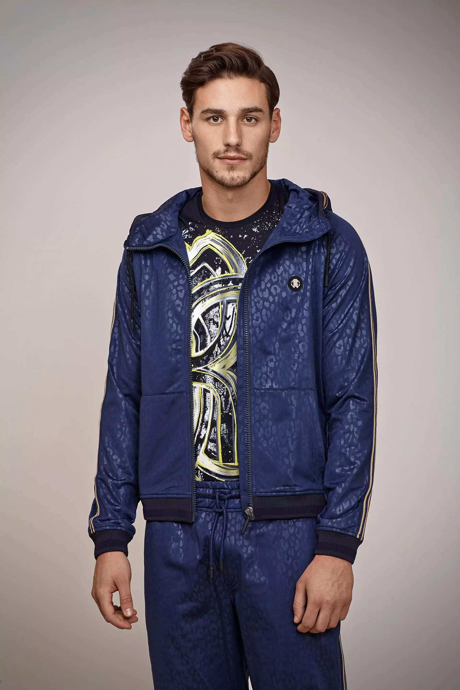 Italjaanske lúkse moademerk Roberto Cavalli pronkt Fall / Winter 2015 Gym Look Book mei Mariano Ontañon yn 'e haadrol. Sports gear troch fancy guys, oh ja!