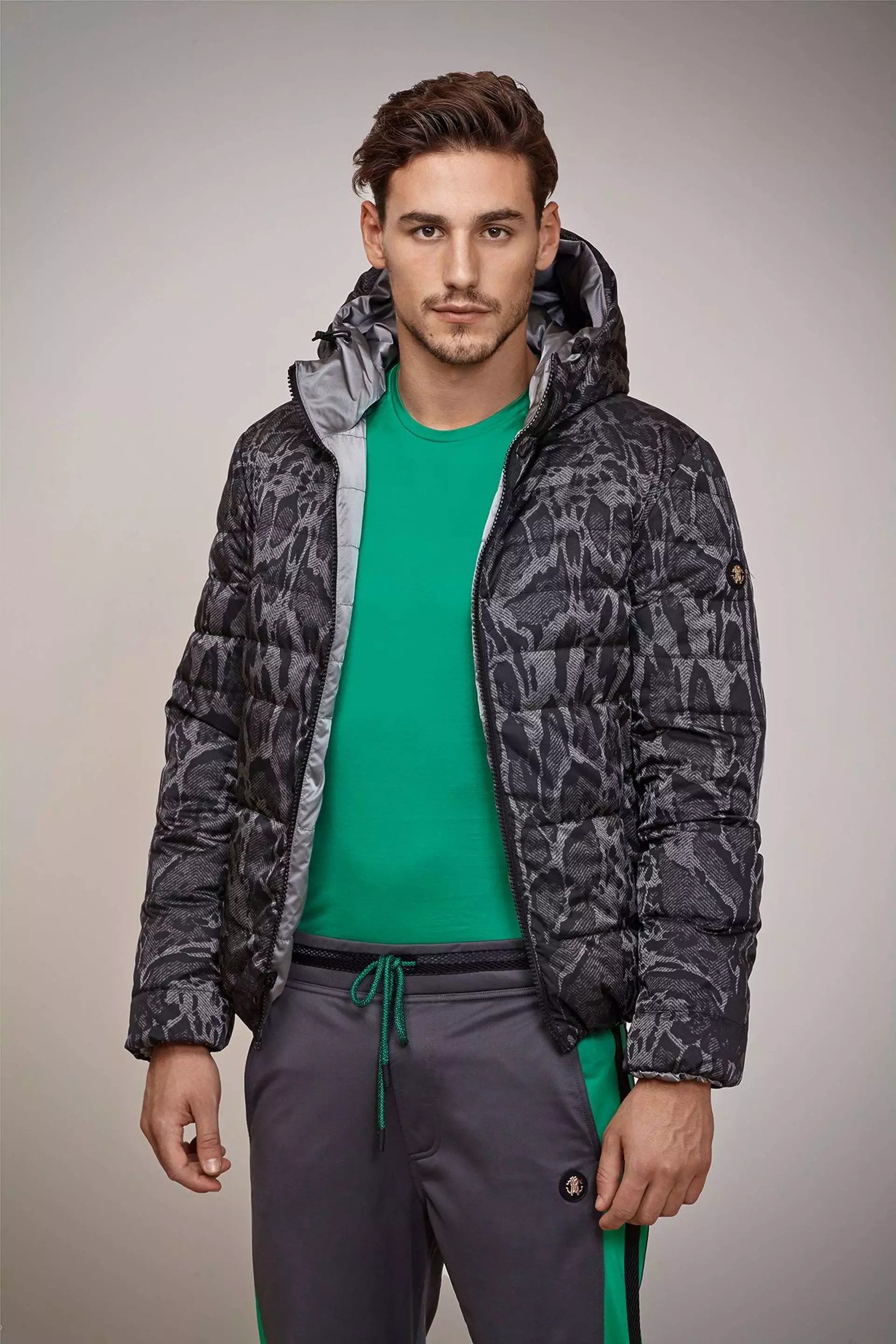 Samfuran kayan alatu na Italiyanci Roberto Cavalli yana nuna littafin Fall/Winter 2015 Gym Look Book tare da tauraron dan wasan Mariano Ontañon. Kayan wasanni na ƙwararrun mutane, oh eh!