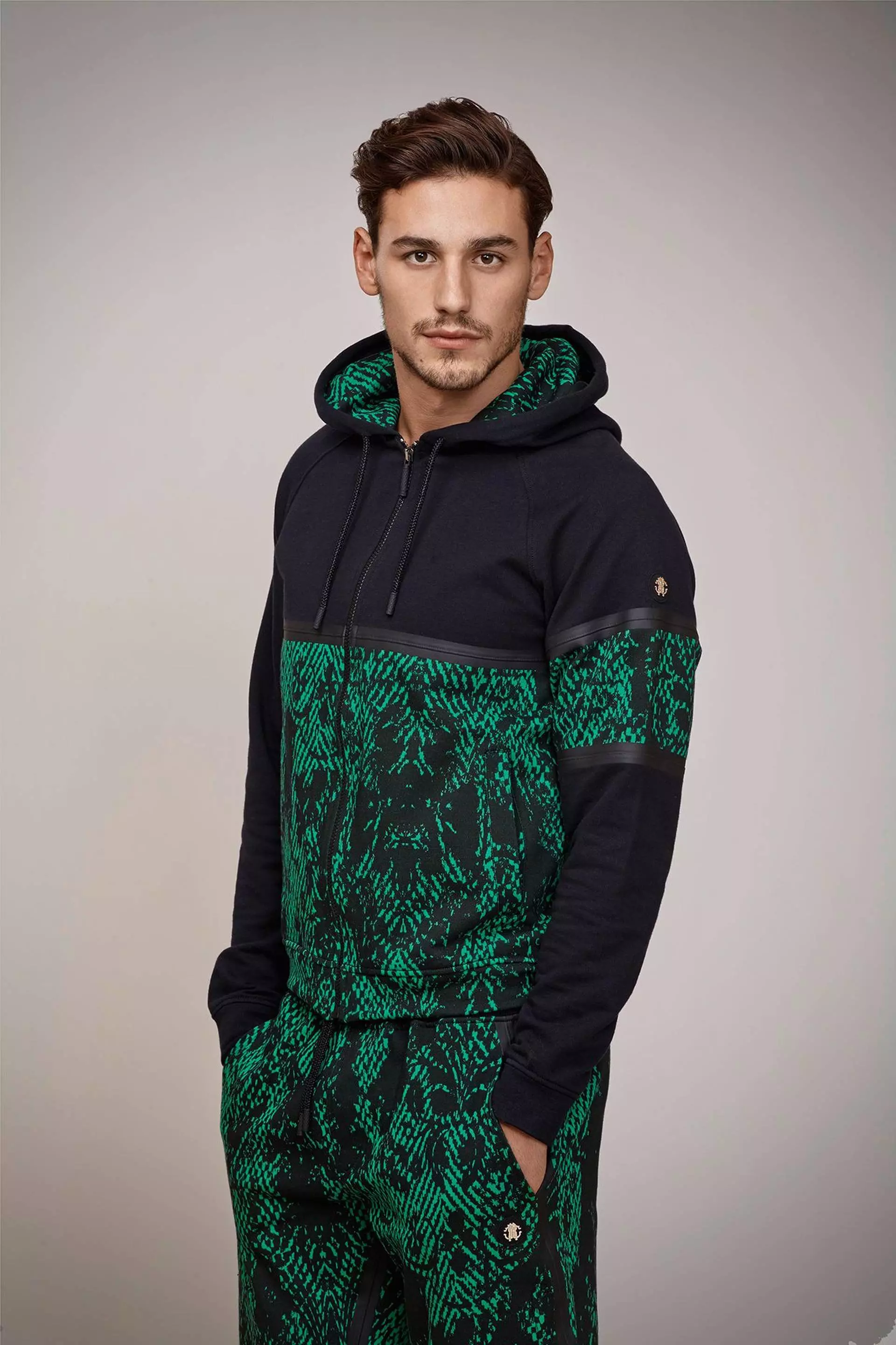 Imyambarire yimyambarire yubutaliyani Roberto Cavalli yerekana Fall / Winter 2015 Gym Look Book yakinnye na Mariano Ontañon. Ibikoresho bya siporo nabasore beza, yego yego!