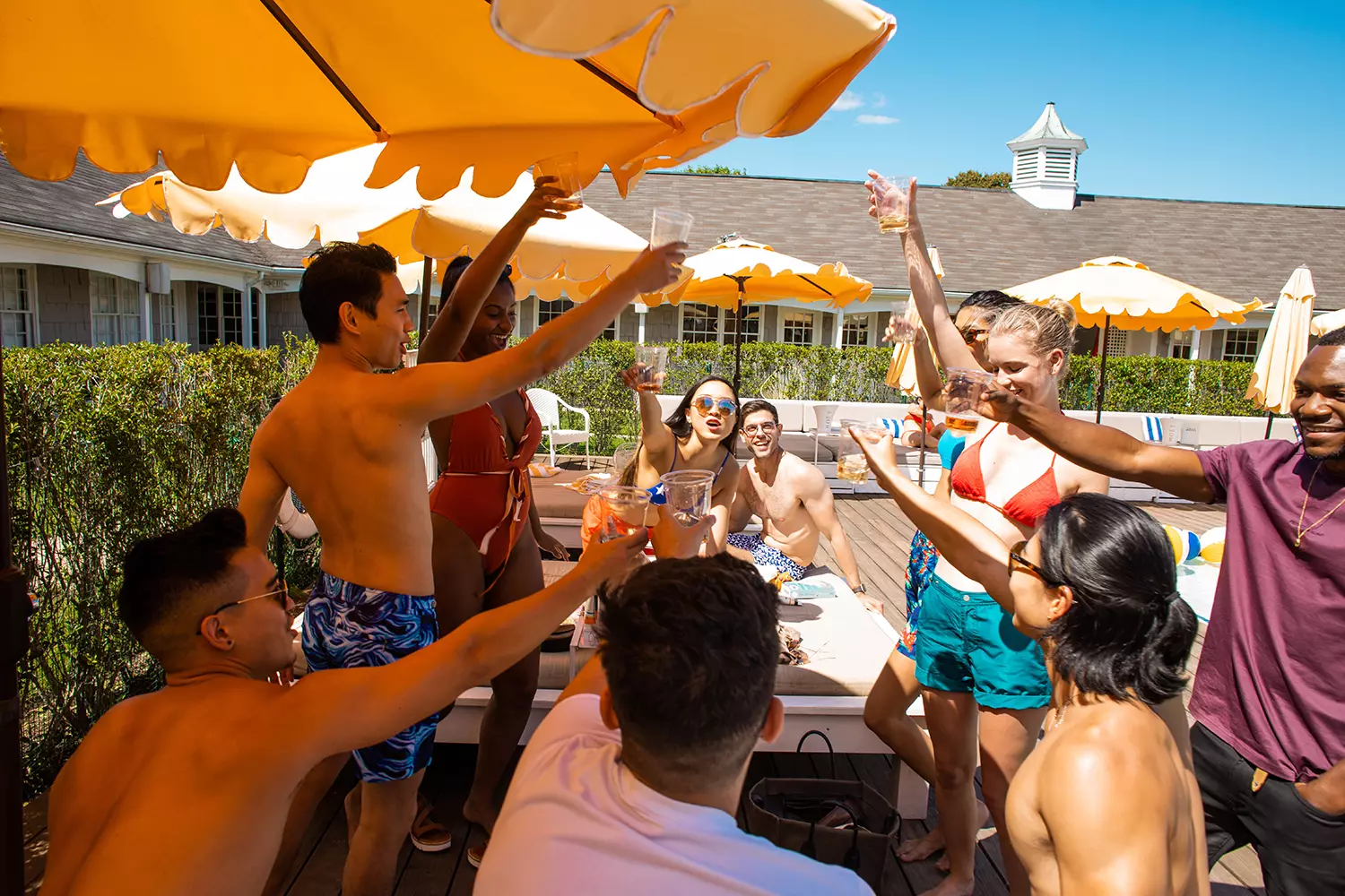 Esdeveniment de festa a la piscina en vestits de bany Prince and Bond