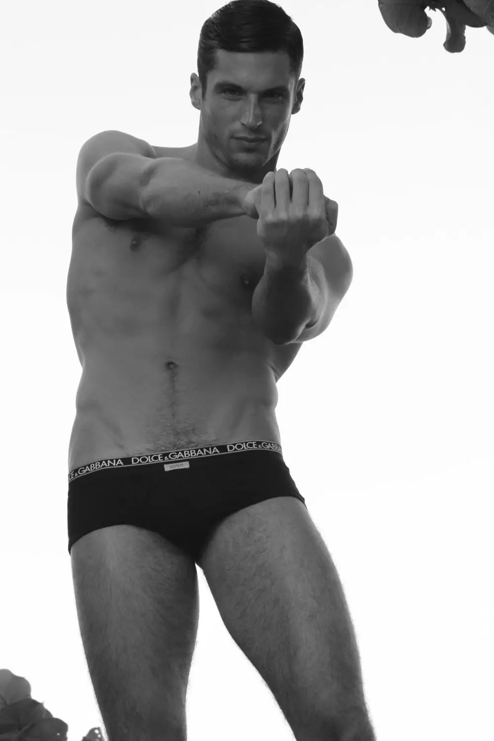 Colin Ryan fra Chosen Model er den nye muse fotograferet af Michael Del Buono, et strålende naturligt portræt, hvor vi kan værdsætte skønheden ved Colin, der poserer i speedo og Versace klassiske sorte trusser, hver dag der går mere af Michaels rollebesætning er fejlfri.