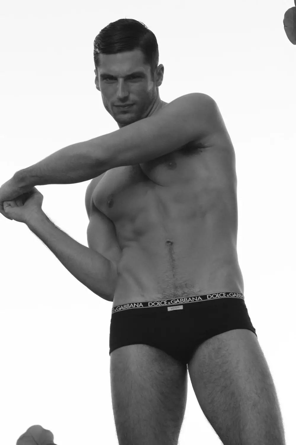 Colin Ryan út Chosen Model is de nije muze fotografearre troch Michael Del Buono, in útstrieling natuerlik portret dêr't wy kinne wurdearje de skientme fan Colin posearje yn speedo en Versace klassike swarte koarte, elke dei dat giet mear fan Michael syn casting is flaterfrije.