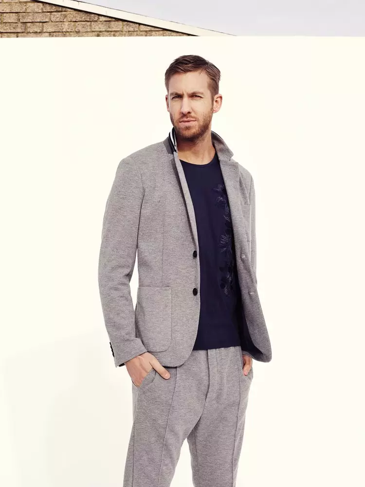 Setelah membintangi cuplikan iklan dari Emporio Armani Underwear, DJ Dance Music dan Produser Calvin Harris kini berpose untuk sampul Sunday Times Style, yang diambil oleh Aitken Jolly.