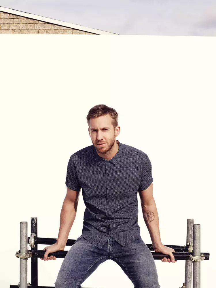 Efter att ha haft reklambilder från Emporio Armani Underwear, poserar DJ of Dance Music och producenten Calvin Harris nu för omslaget till Sunday Times Style, inspelat av Aitken Jolly.