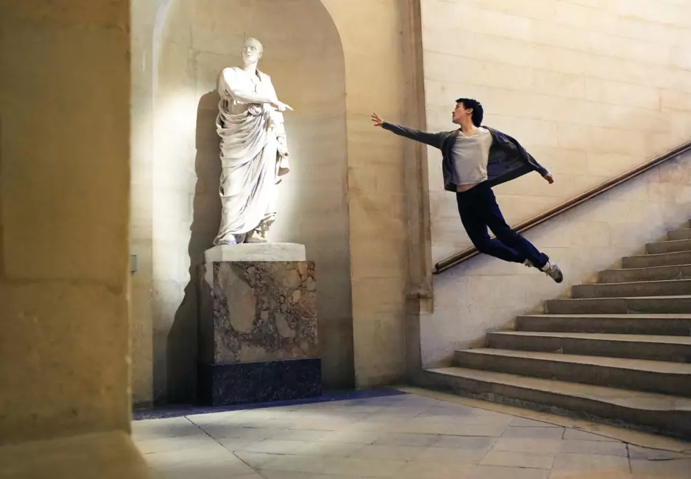 Ang hindi kapani-paniwalang self-portraits ng batang German photographer at dancer na si Mickael Jou, na nakabase sa Berlin, ay nagsimula sa isang 365 photos project na pinagsasama ang kanyang dalawang hilig. Ilang maganda at magaan gaya ng mga larawan ng hangin! Source:ufunk