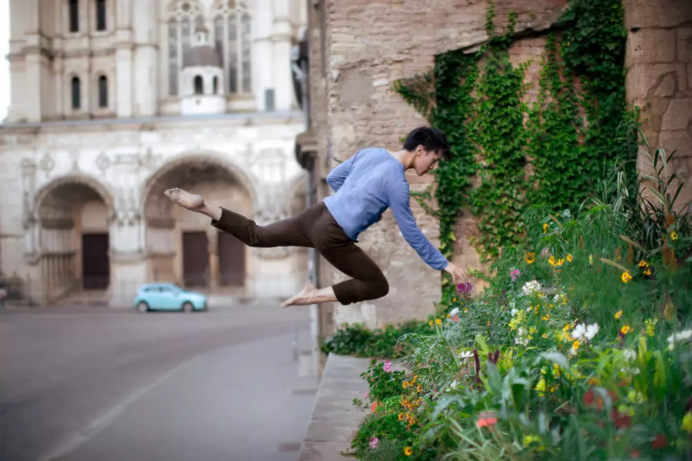 Ang hindi kapani-paniwalang self-portraits ng batang German photographer at dancer na si Mickael Jou, na nakabase sa Berlin, ay nagsimula sa isang 365 photos project na pinagsasama ang kanyang dalawang hilig. Ilang maganda at magaan gaya ng mga larawan ng hangin! Source:ufunk