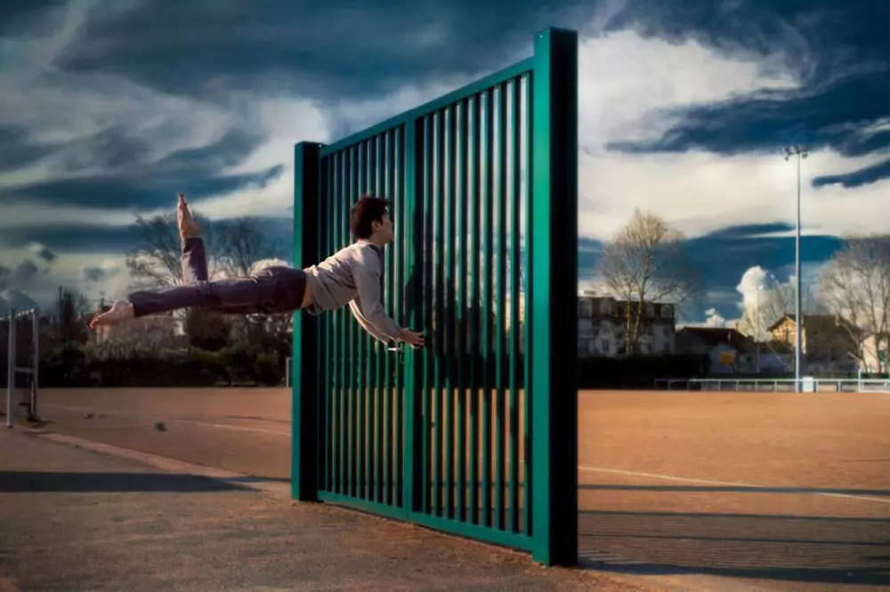 Ang hindi kapani-paniwalang self-portraits ng batang German photographer at dancer na si Mickael Jou, na nakabase sa Berlin, ay nagsimula sa isang 365 photos project na pinagsasama ang kanyang dalawang hilig. Ilang maganda at magaan gaya ng mga larawan ng hangin! Source:ufunk