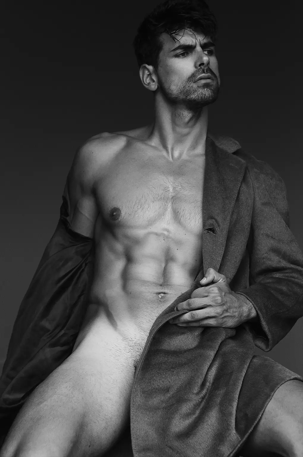 Diego Camara est le nouveau visage de @fashionartmgmt et pose délicieusement par le photographe Miguel Zaragozá pour sa SERIE UOMO qui mélange mode et art, qui explore l'identité masculine et la beauté en noir et blanc. Diego a travaillé à Miami et à Milan.