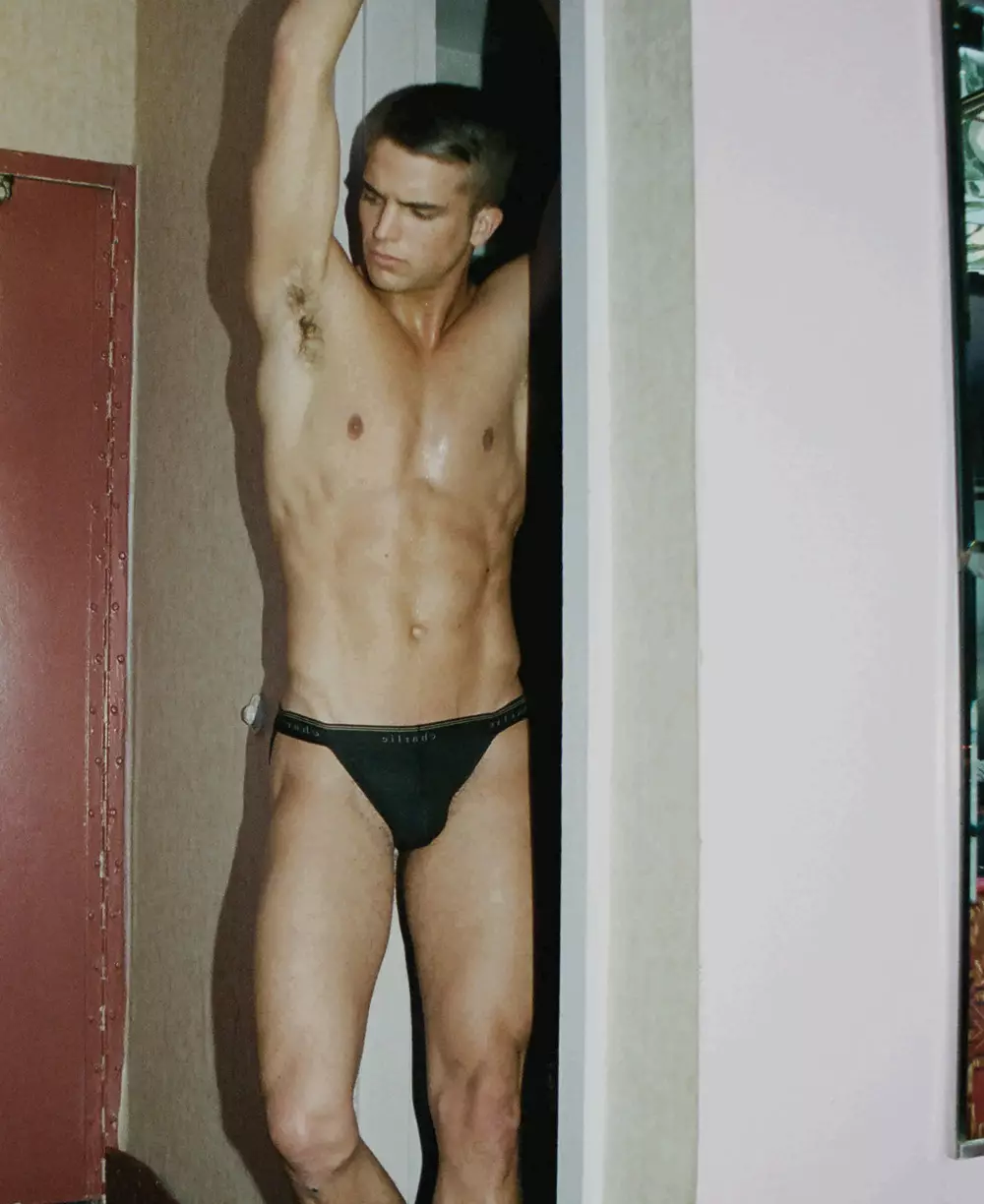 River Viiperi @SoulArtist para sa ODDA 8 Decades na isyu na kumakatawan sa 80s 'Body Culture & American Gigolo' essence ni Taylor Edward at Fashion ni Gregory Wein.