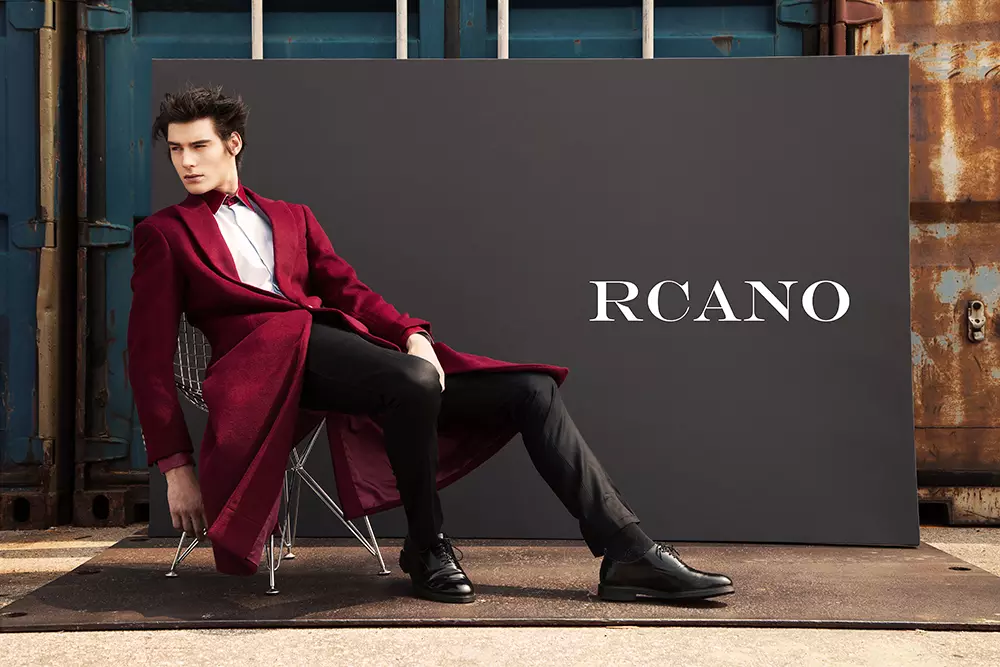 Развълнувани да представим RCANO, защото луксозната модна марка стартира тази седмица нова глобална рекламна кампания за есен/зима 2015 и Fashionably Male, има честта да представи на всички наши зрители. Тази кампания подчертава божествената оригинална идея за двама изискани мъже, носещи минималистични, но модерни дрехи в контрастен индустриален сценарий, новата колекция на RCANO се основава на по-свежи, съвременни и по-чисти модели със смесица от остър и нетрадиционен дизайн.