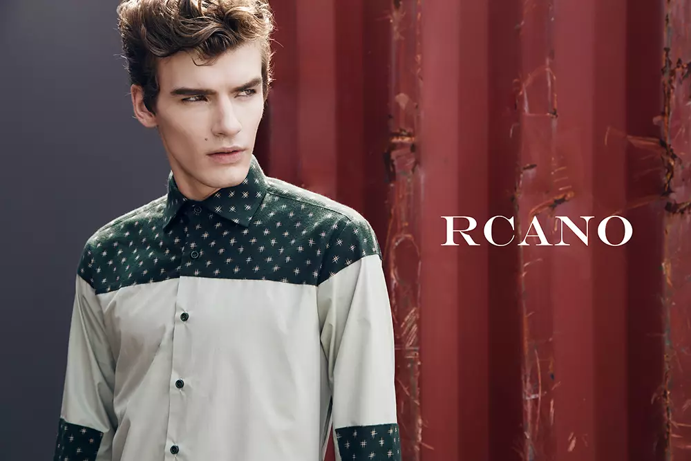 Z navdušenjem predstavljamo RCANO 'cause luksuzna modna znamka, ki je ta teden lansirala novo globalno oglaševalsko kampanjo za jesen/zimo 2015 in Fashionably Male, ima čast predstaviti vsem našim gledalcem. Ta kampanja poudarja božansko izvirno idejo dveh prefinjenih moških, ki nosita minimalistična, a moderna oblačila v kontrastnem industrijskem scenariju, nova kolekcija RCANO temelji na svežejših, sodobnih in čistejših vzorcih z mešanico ostrih in nekonvencionalnih dizajnov.