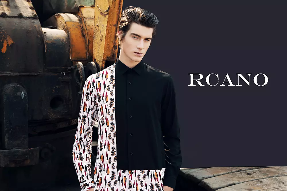 Με ενθουσιασμό για την παρουσίαση της RCANO, η πολυτελής μάρκα μόδας ξεκίνησε αυτή την εβδομάδα μια νέα παγκόσμια διαφημιστική καμπάνια για το Φθινόπωρο/Χειμώνα 2015 και το Fashionably Male, έχει την τιμή να παρουσιάσει σε όλους τους θεατές μας. Αυτή η καμπάνια αναδεικνύει τη θεϊκή πρωτότυπη ιδέα δύο εκλεπτυσμένων ανδρών που φορούν μινιμαλιστικά αλλά μοντέρνα ρούχα σε ένα αντίθετο βιομηχανικό σενάριο, η νέα συλλογή της RCANO βασίζεται σε πιο φρέσκα, μοντέρνα και καθαρά μοτίβα με έναν συνδυασμό νευρικών και αντισυμβατικών σχεδίων.