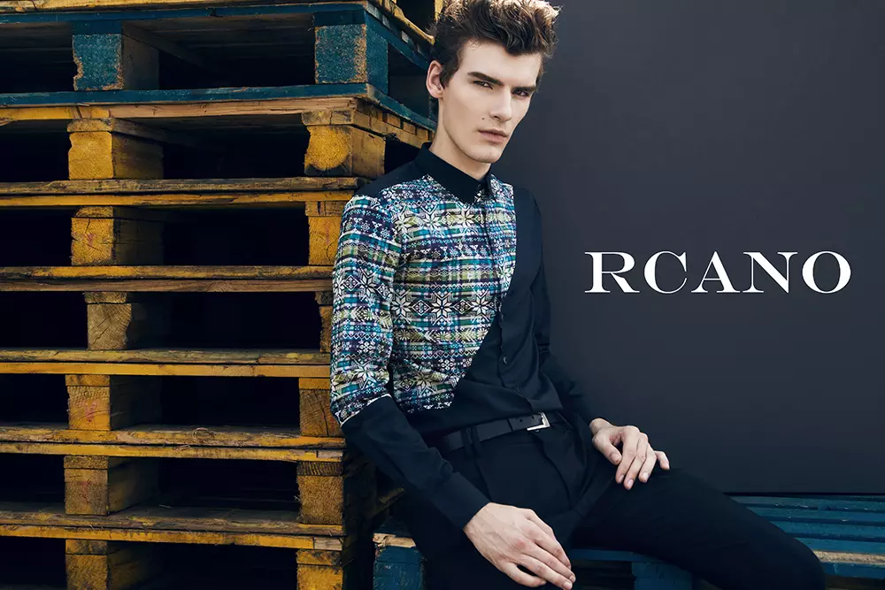 ຕື່ນເຕັ້ນທີ່ຈະນໍາສະເຫນີ RCANO 'ເຮັດໃຫ້ຍີ່ຫໍ້ແຟຊັ່ນຫລູຫລາເປີດຕົວໃນອາທິດນີ້ແຄມເປນການໂຄສະນາທົ່ວໂລກໃຫມ່ສໍາລັບ Fall / Winter 2015 ແລະ Fashionably Male, ມີກຽດທີ່ຈະນໍາສະເຫນີໃຫ້ຜູ້ຊົມຂອງພວກເຮົາທັງຫມົດ. ແຄມເປນນີ້ເນັ້ນໃຫ້ເຫັນແນວຄວາມຄິດຕົ້ນສະບັບອັນສູງສົ່ງຂອງຜູ້ຊາຍສອງຄົນທີ່ມີສະເໜ່ທີ່ໃສ່ເຄື່ອງນຸ່ງແບບນ້ອຍແຕ່ທັນສະ ໄໝ ໃນສະຖານະການອຸດສາຫະ ກຳ ທີ່ກົງກັນຂ້າມ, ຄໍເລັກຊັນໃໝ່ຂອງ RCANO ແມ່ນອີງໃສ່ຮູບແບບທີ່ສົດກວ່າ, ທັນສະ ໄໝ ແລະສະອາດກວ່າດ້ວຍການປະສົມຂອງການອອກແບບທີ່ແປກປະຫຼາດແລະບໍ່ ທຳ ມະດາ.