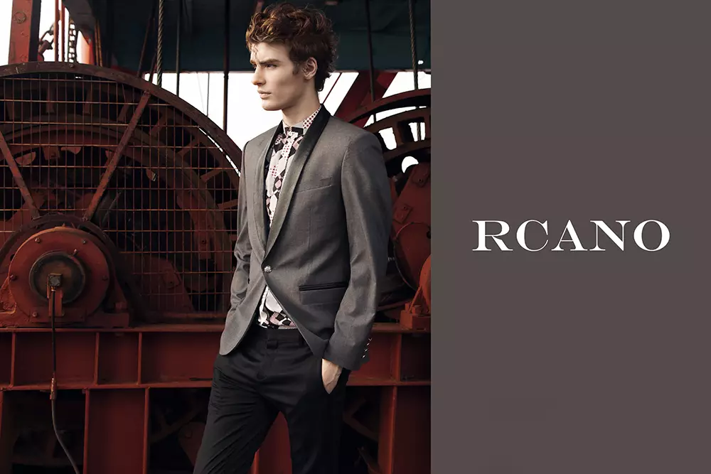 RCANO'yu sunmaktan heyecan duyuyoruz çünkü lüks moda markası bu hafta Sonbahar/Kış 2015 ve Fashionably Male için yeni bir küresel reklam kampanyası başlattı, tüm izleyicilerimize sunmaktan onur duyar. Bu kampanya, zıt bir endüstriyel senaryoda minimalist ama modern giysiler giyen iki sofistike erkeğin ilahi orijinal fikrini vurguluyor, RCANO'nun yeni koleksiyonu, sıra dışı ve sıra dışı tasarımların bir karışımıyla daha taze, çağdaş ve temiz desenlere dayanıyor.