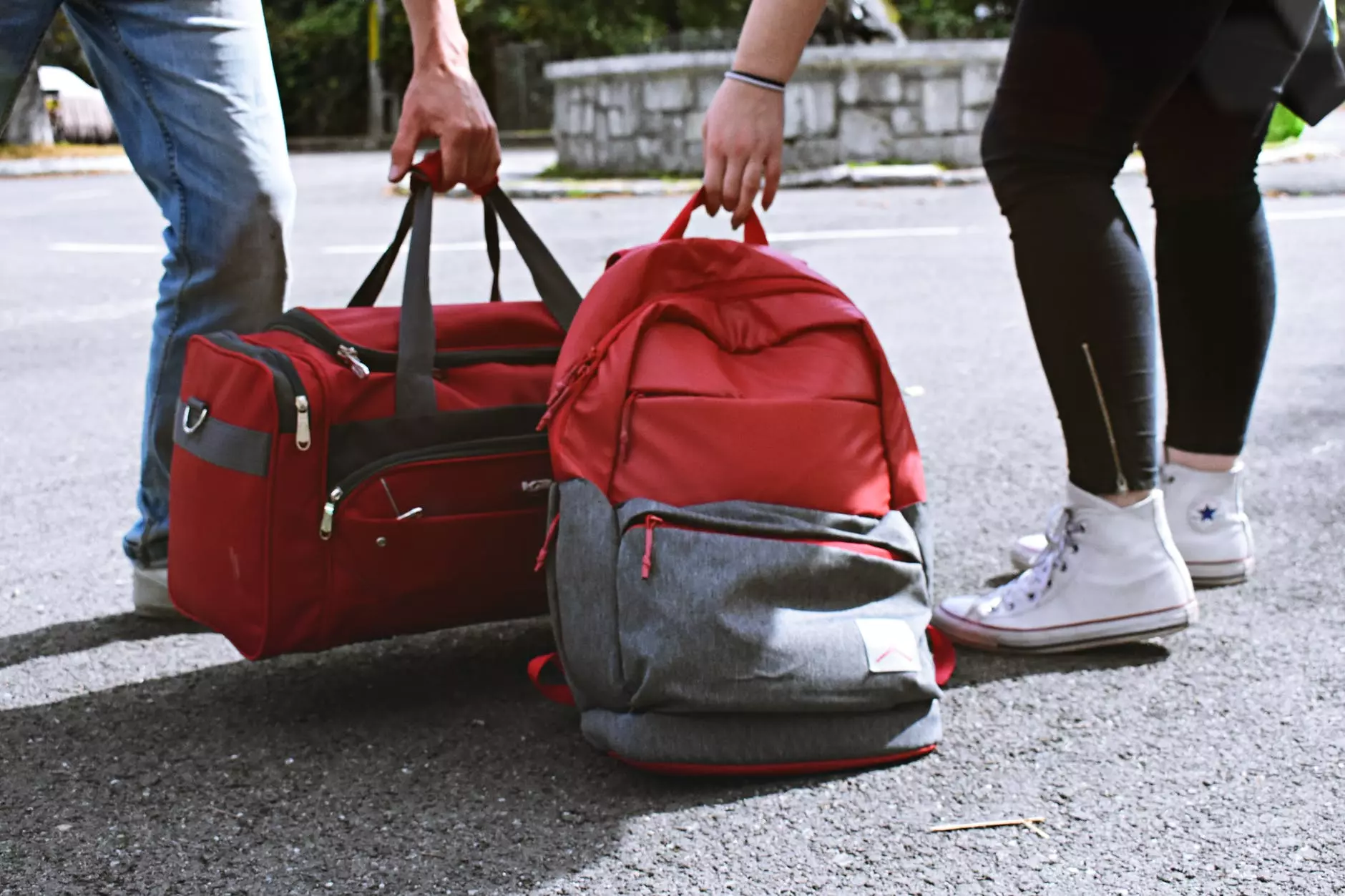 hai người mang duffel và ba lô. Ảnh của Dids trên Pexels.com