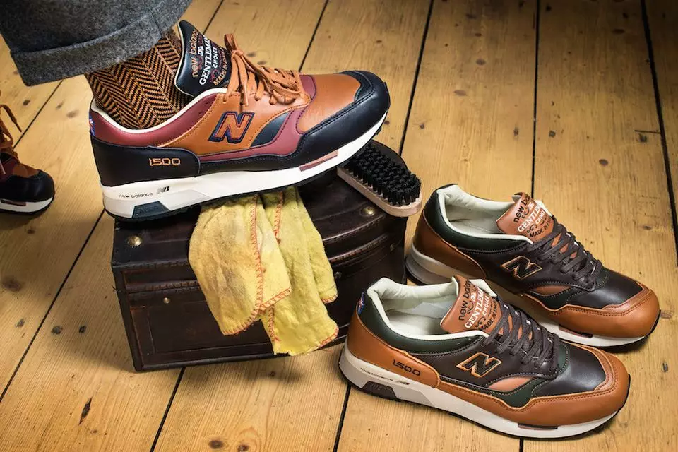 Turareba neza kuri New Balance M1500 Yakozwe mu Bwongereza 'Umugwaneza's Pack', kumurongo ubungubu. Ukoresheje impu zuzuye zuruhu muburyo butandukanye bufatwa kuva kumurabyo wijimye kugeza mwijimye wijimye kugeza icyatsi kibisi, buri nkweto igaragaramo uruhu rwometseho uruhu hamwe na decal zose zasinywe mubishushanyo mbonera bya OG nko guhamagara M1500, ENCAP soleunit no gushushanya 'bito N'. kuranga kuruhande. http://www.endclothing.co.uk/ibicuruzwa/ibishya-buringanire