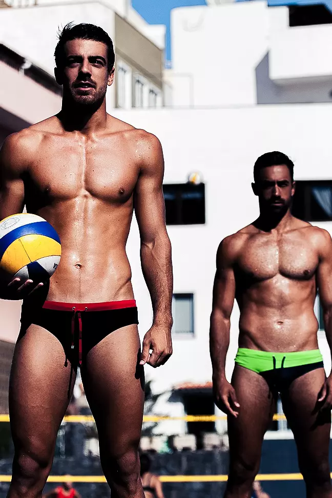 Duab: Adrian C. Martin (https://www.facebook.com/projectonestudio) Swimwear: BWET (www.bwet.com) Qauv: Sergio Del Pino & Carlos Hernandez Qhov chaw: Tenerife, Canary Islands