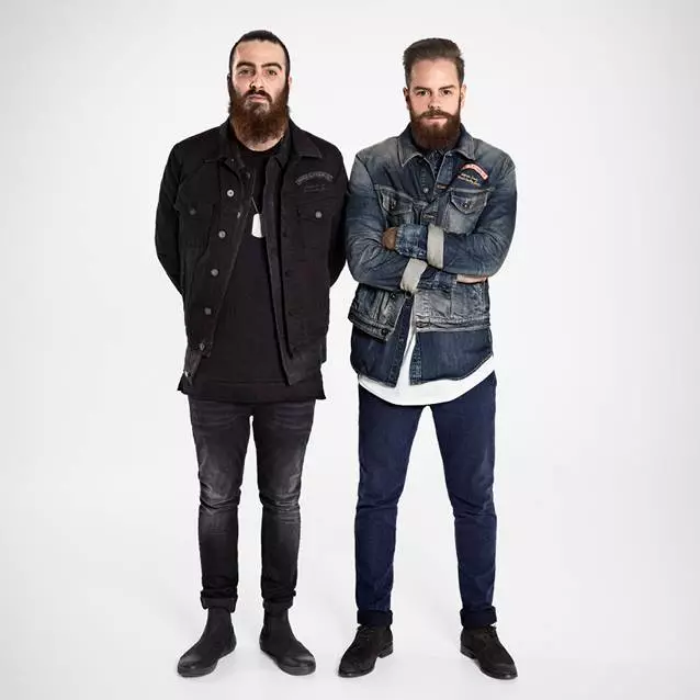 Staff toko nyata. Karep tenan. Ketemu Dealer Denim. Dheweke nyedhiyakake kabeh Denim Addicts! Dolan maring toko paling cedhak kanggo ketemu wong-wong mau lan njaluk tips gaya utawa ndeleng pilihan Denim online ► http://jackjones.co/1HUyuXb