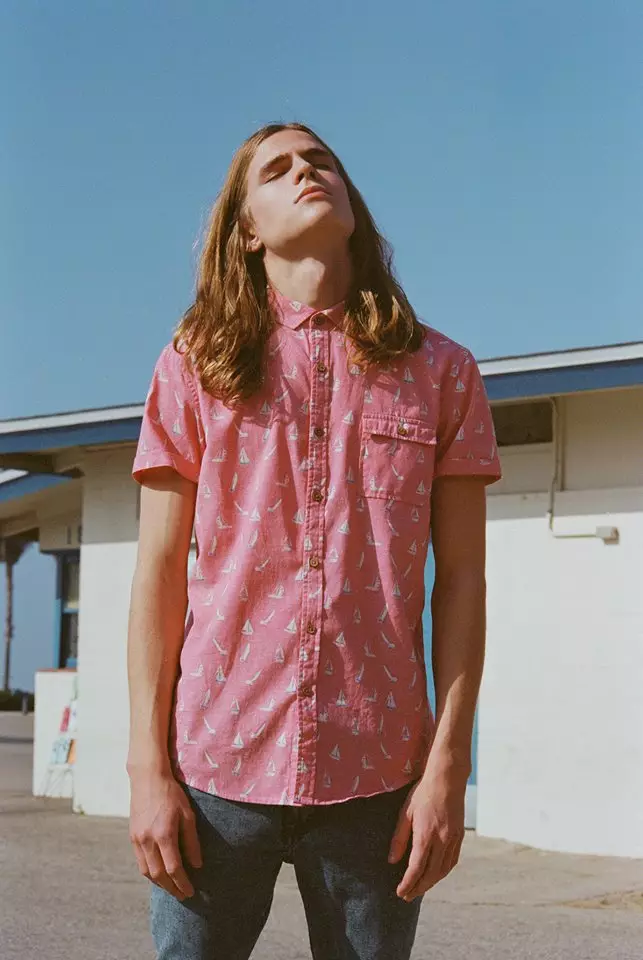 The Teen Mood is de redaksje foar Pull&Bear mei modellen Luka Sabbat en Malcolm Lindberg fotografearre troch Henrik Purienne op Venice Beach. Make-up troch Carolina Guzmán, stylearre troch Alberto Murtrat en Pull&Bear team.