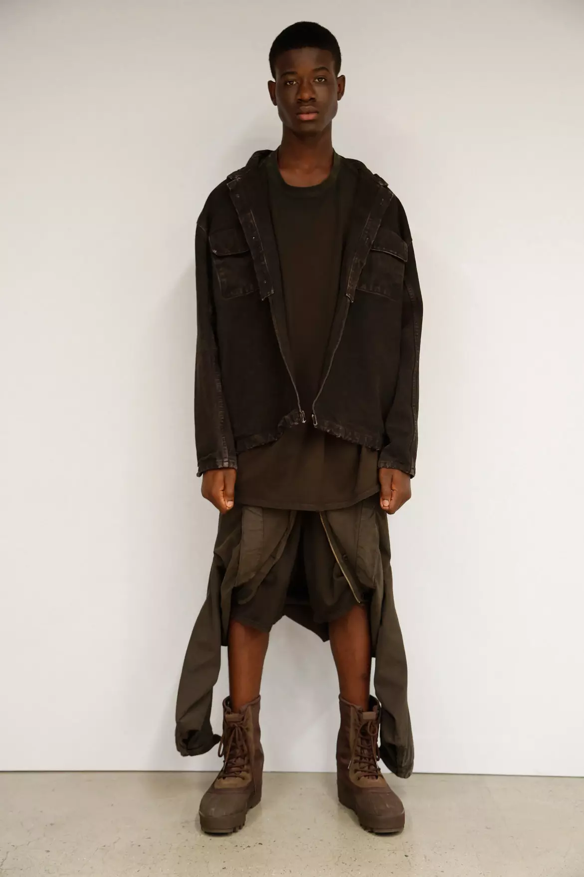 Yeezy Season 2 በጣም እንደ Yeezy Season 1 ነበር. ለበልግ ጅማሮው እንዳደረገው፣ ካንዬ ዌስት የወንዶች እና የሴቶች ትብብር ሁለተኛውን የውድድር ዘመን ከአዲዳስ ጋር በቫኔሳ ቢክሮፍት በፅንሰ ሀሳብ ባቀረበው ትርኢት አቅርቧል። በመጠኑም ቢሆን እሷ ማሪና አብራሞቪች ለሪካርዶ ቲሲሲ ነች፣ ምንም እንኳን የማስመሰል ወታደራዊ ምስረታ ቢክሮፍት ለዌስት ትርኢት ቢመጣም ባለፈው ሳምንት ከ Givenchy ስሜት ጋር መወዳደር አልቻለም።